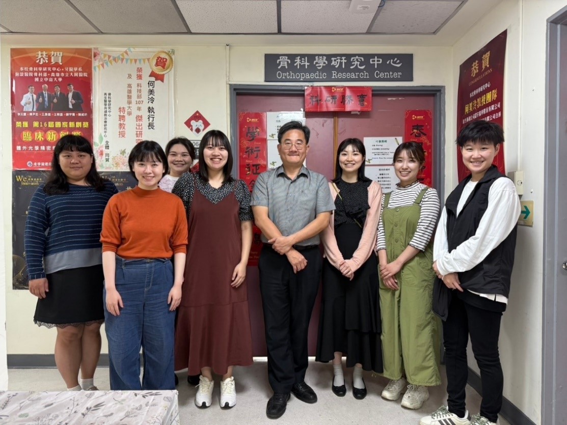 1. 王彥雄教授與東北大學學生於實驗室外合影