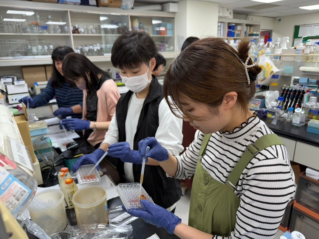2. 王彥雄教授指導學生進行幹細胞骨分化實驗