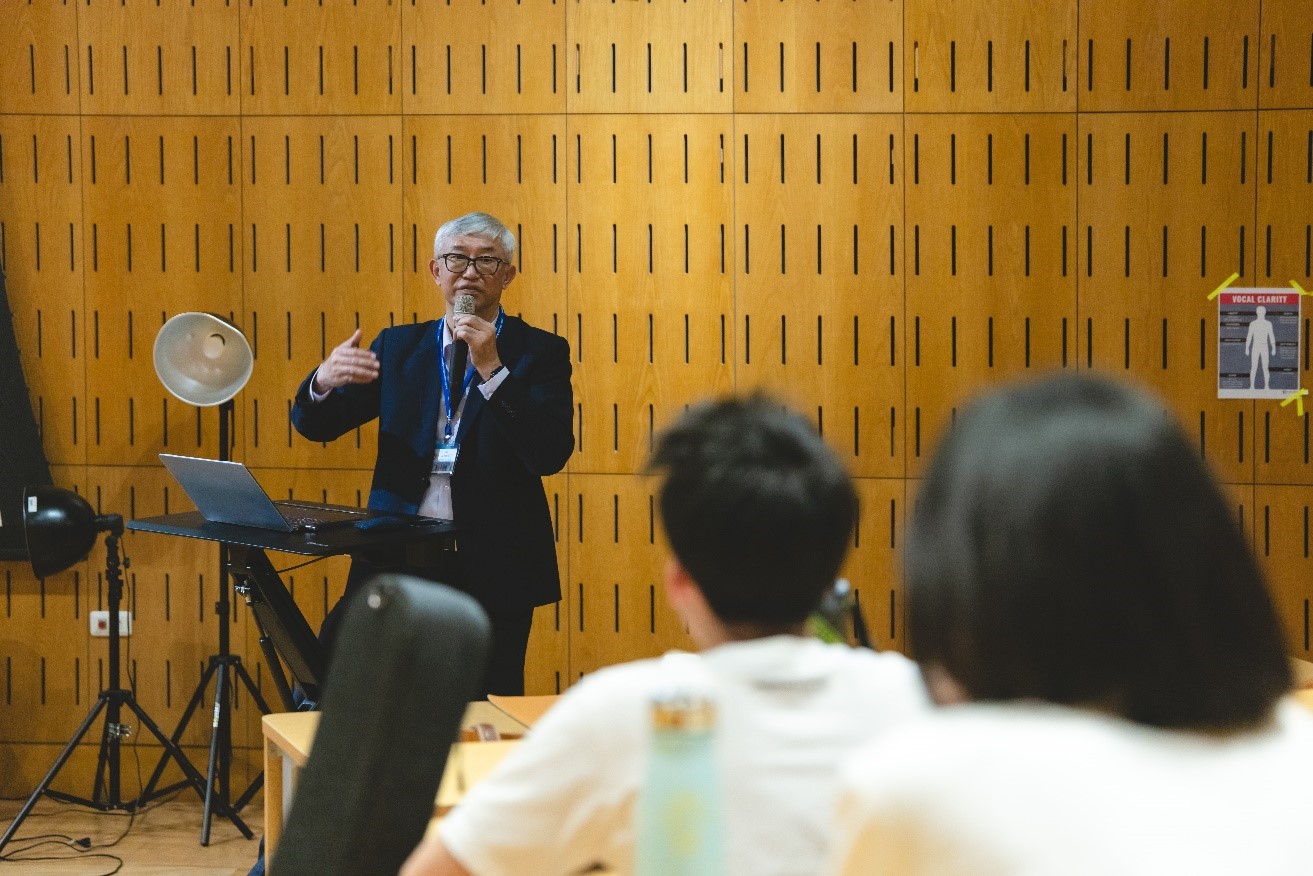 3. 傅尹志執行長於高雄美國學校跟國際學生們分享職涯發展經驗講座